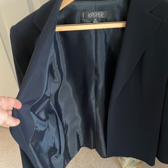 Kasper Fully Lined Navy Blue Suit.   Great for chic look at work. - Picture 5 of 6